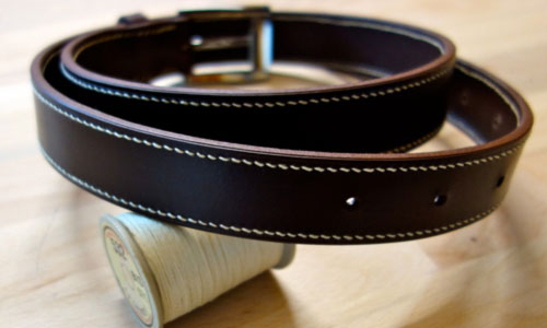 ceinture cuir avec bobine de fil de lin